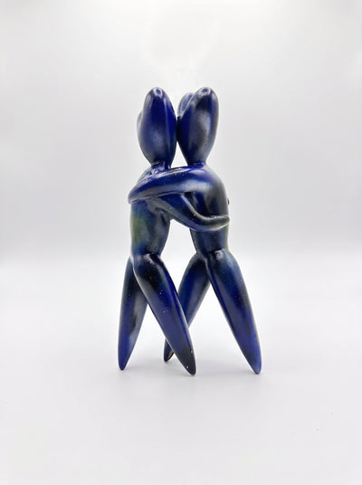 The Football Hug – quando il blu abbraccia il nero, scultura in resina dipinta a mano