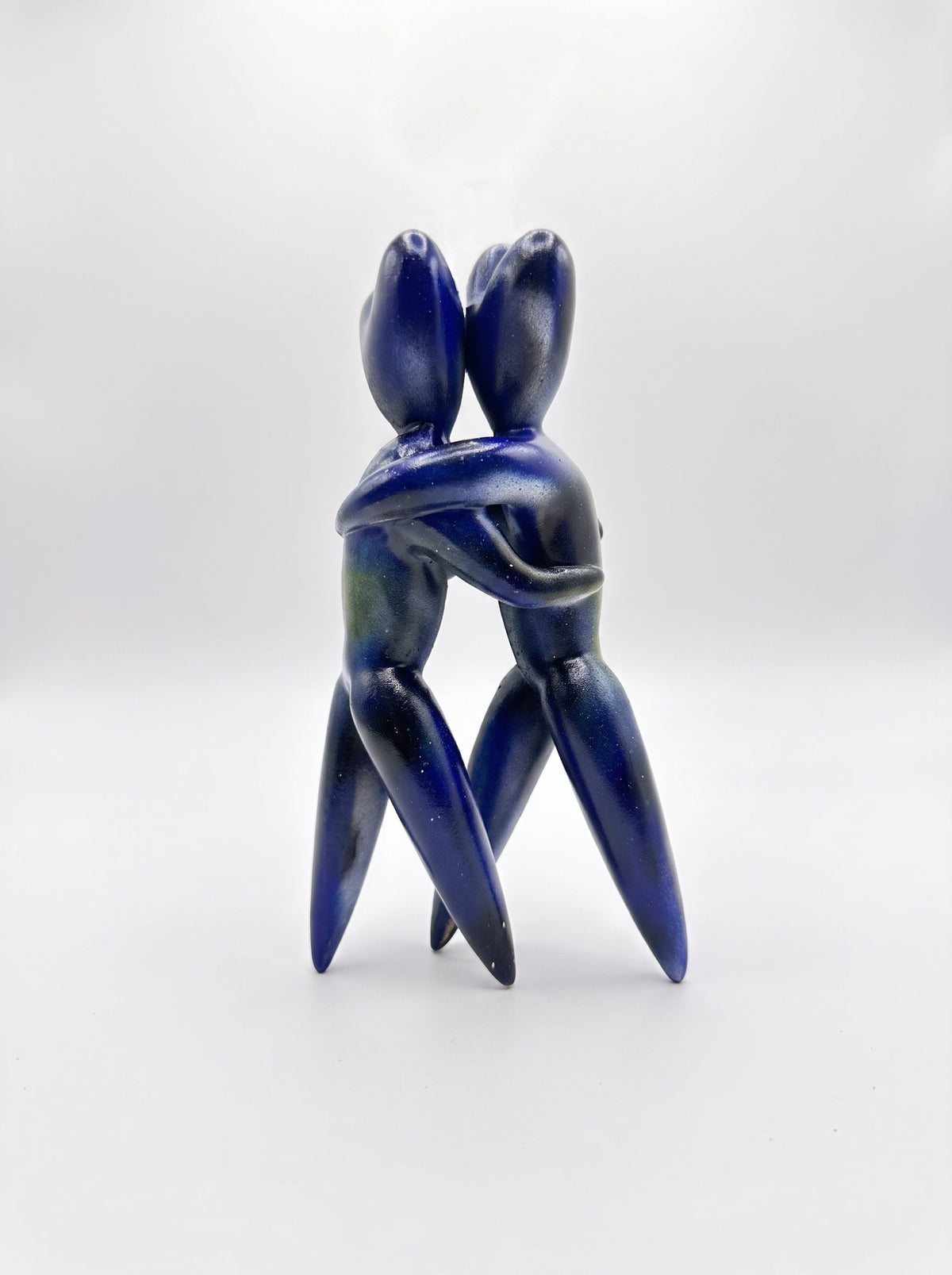 The Football Hug – quando il nero abbraccia l'azzurro, scultura in resina dipinta a mano