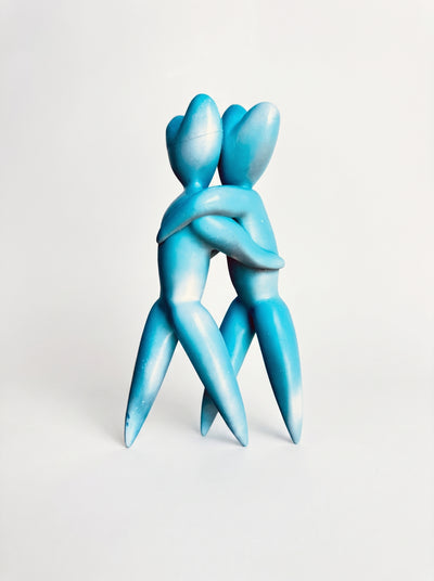 The Football Hug – quando il celeste abbraccia il bianco, scultura in resina dipinta a mano