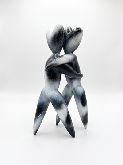 The Football Hug – quando il nero abbraccia il bianco, scultura in resina dipinta a mano